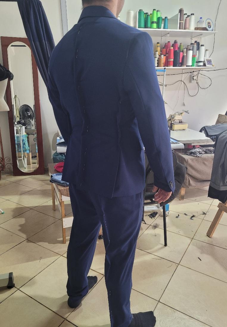 Referência ilustrativa de ajuste em roupas para casamento
